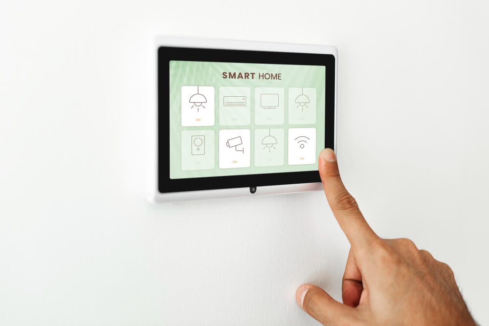 בית חכם מאמר finger-pressing-smart-home-automation-panel-monitor (1)