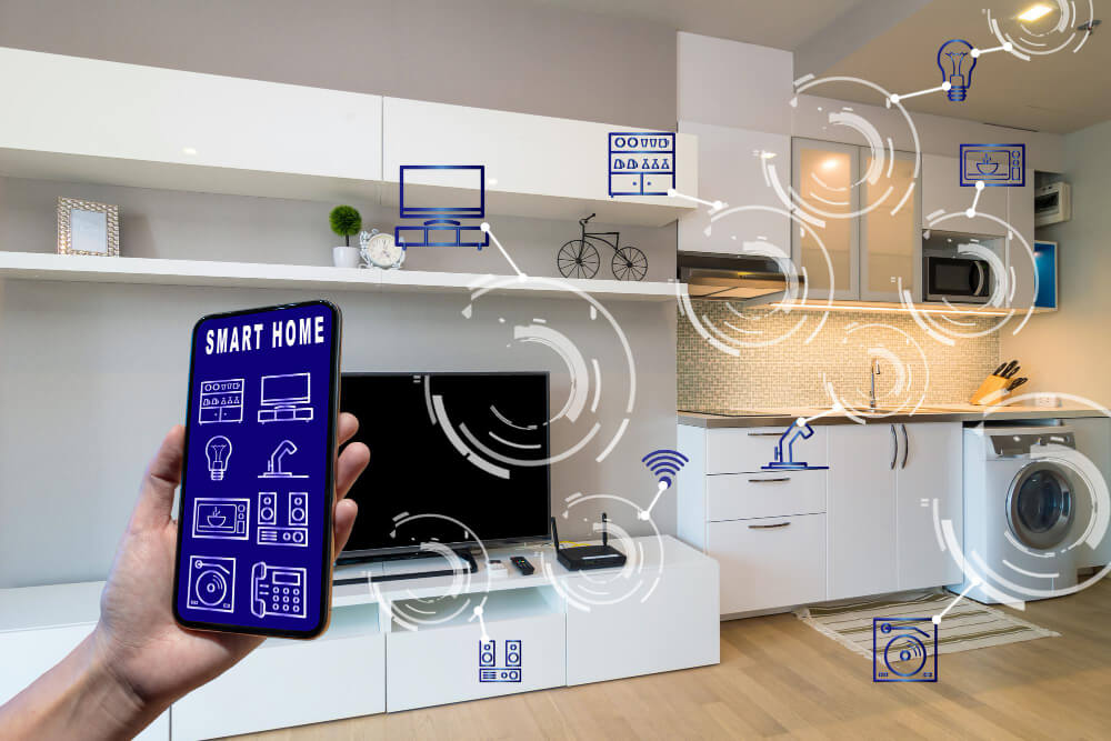 בית חכם מאמר smart-home-augmented-reality-technology-concept-hand-holding-smart-phone (1)