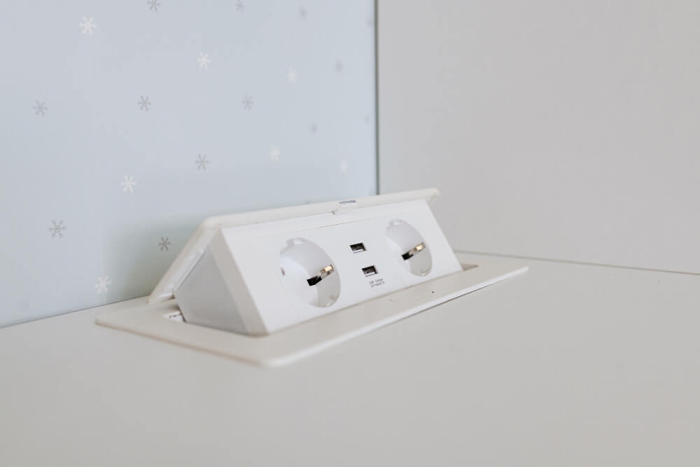 white-builtin-socket-with-ports-white-table (1)